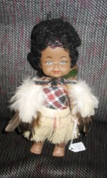 8'' MAORI NEW ZEALAND FEATHER CAPE DOLL,BABY ON BACK #586
